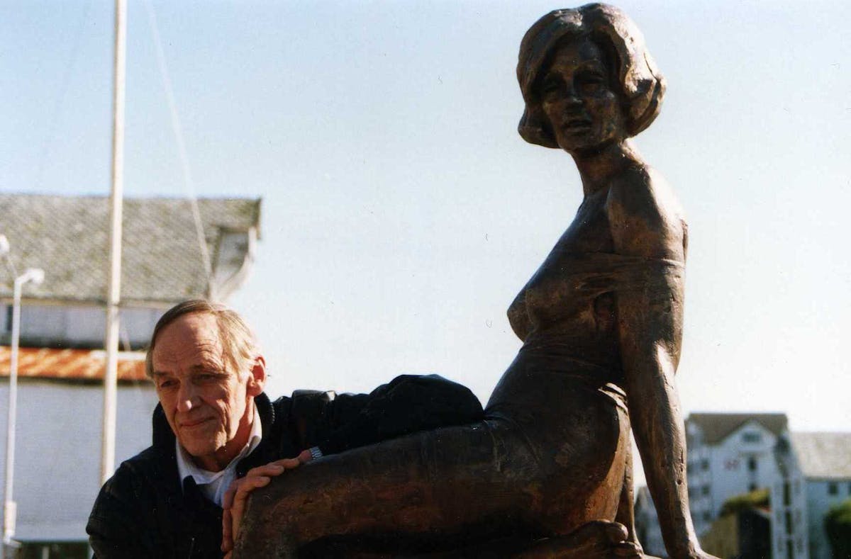 Nils Aas foran sin skulptur av Marilyn Monroe i Haugesund i 1994. Foto: Sigurd Moe Hetland